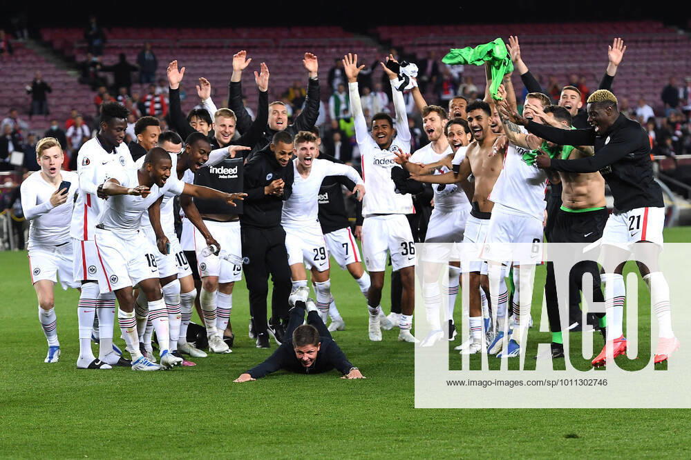 KW15 Fußball Europa League Viertelfinale FC Barcelona, Barca - Eintracht Frankfurt am 14.04.2022 im Camp Nou in Barcelona Oliver Glasner ( Trainer Cheftrainer Frankfurt ) , mitte wird von den Spieler gefeiert