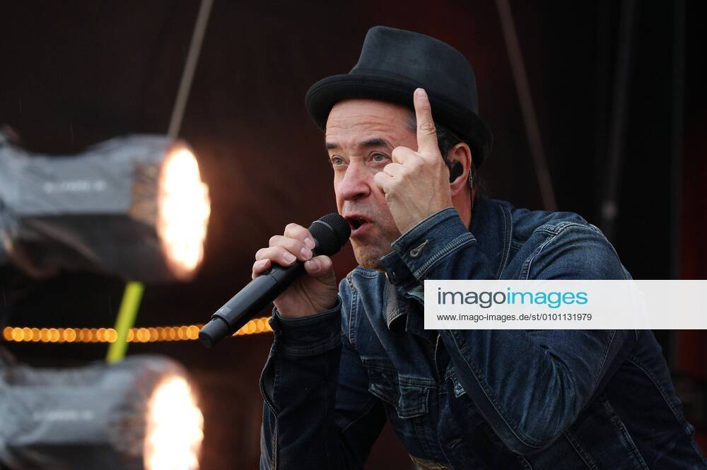 Bilder des Jahres 2020, Entertainment 05 Mai Entertainment Themen der Woche KW21 Autokonzerte Erfurt - Radio Doria - Jan Josef Liefers 24.05.2020, Erfurt, Messehalle, Autokonzerte Erfurt, die deutsche Band Radio Doria mit Frontmann Jan Josef Liefers (weitere Mitglieder Gunter Papperitz, Christian Adameit, Jens Nickel, Timon Fenner) spielt live auf der Bühne, die Besucher des Konzerts sitzen im Auto und empfangen den Ton über eine Frequenz im Autoradio, Grossveranstaltungen sind während der Corona-Pandemie untersagt im Bild: Jan Josef Liefers