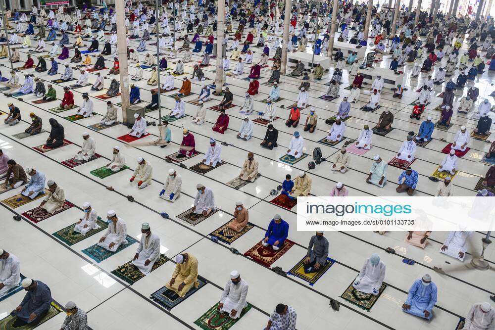 Muslims attend Eid ul-Fitr prayers at the Baitul Mokarram National Mosque during the lockdown as a preventive measure against the COVID-19 coronavirus pandemic in Dhaka, Bangladesh on May 25, 2020. Dhaka Bangladesh - ZUMAc321 20200525_zip_c321_004