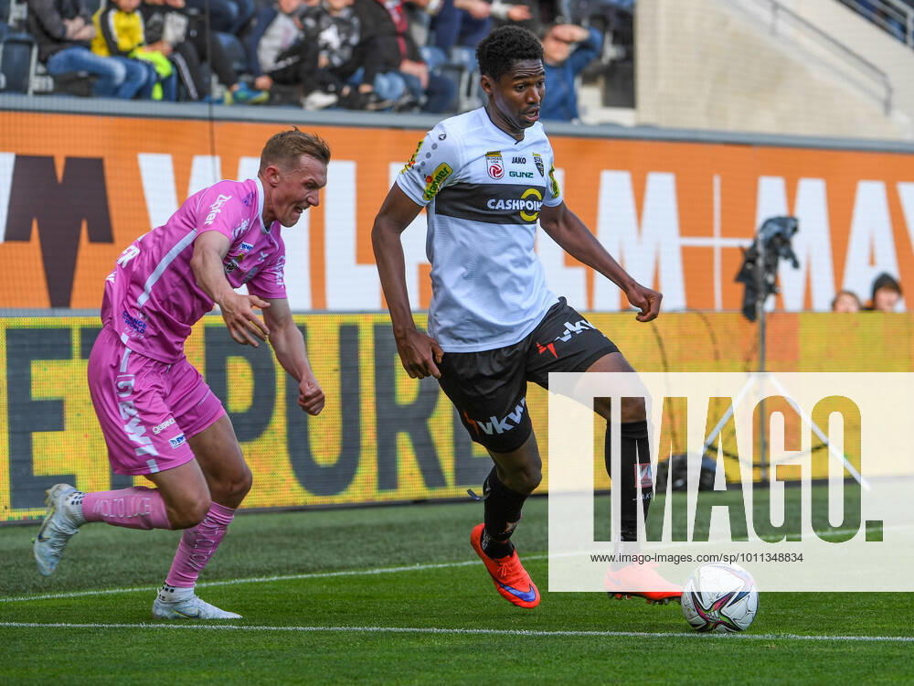 SOCCER - BL, Altach vs LASK ALTACH,AUSTRIA,16.APR.22 - SOCCER - ADMIRAL Bundesliga, qualification group, SCR Altach vs Linzer ASK. Image shows Hyun-seok Hong (LASK) and Bakary Nimaga (Altach). GEPAxpictures xOliverxLerch