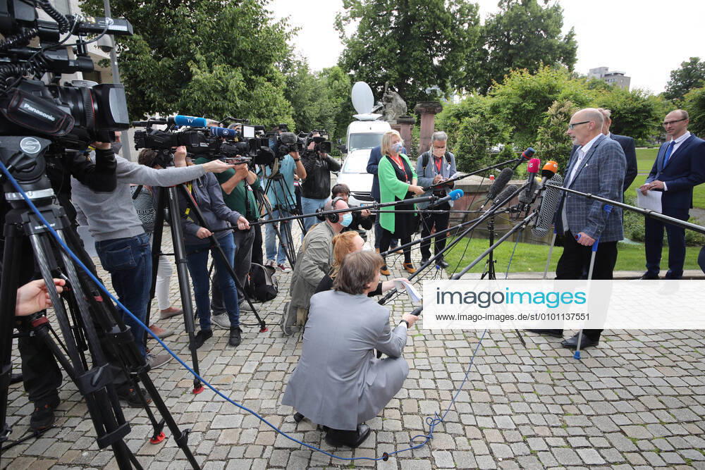 Urteilsverkündung im Verfahren um manipulierte Abgaswerte bei VW am Bundesgerichtshof in Karlsruhe 25.05.2020 Karlsruhe, Deutschland Urteilsverkündung im Verfahren um manipulierte Abgaswerte bei VW am Bundesgerichtshof in Karlsruhe Herbert Gilbert (Kläger) Thorsten Gutschalk POOL