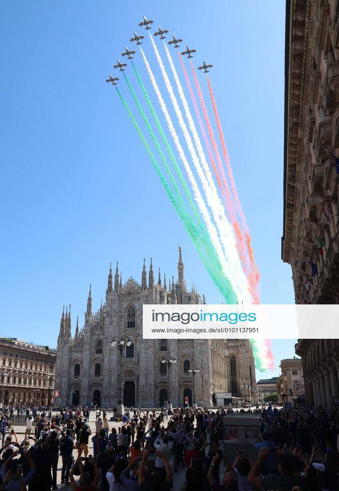 Foto ipp clemente marmorino milano 25 05 2020 passaggio sui cieli di milano della pattuglia aerea acrobatica frecce tricolori nella foto il passaggio sopra il duomo di milano