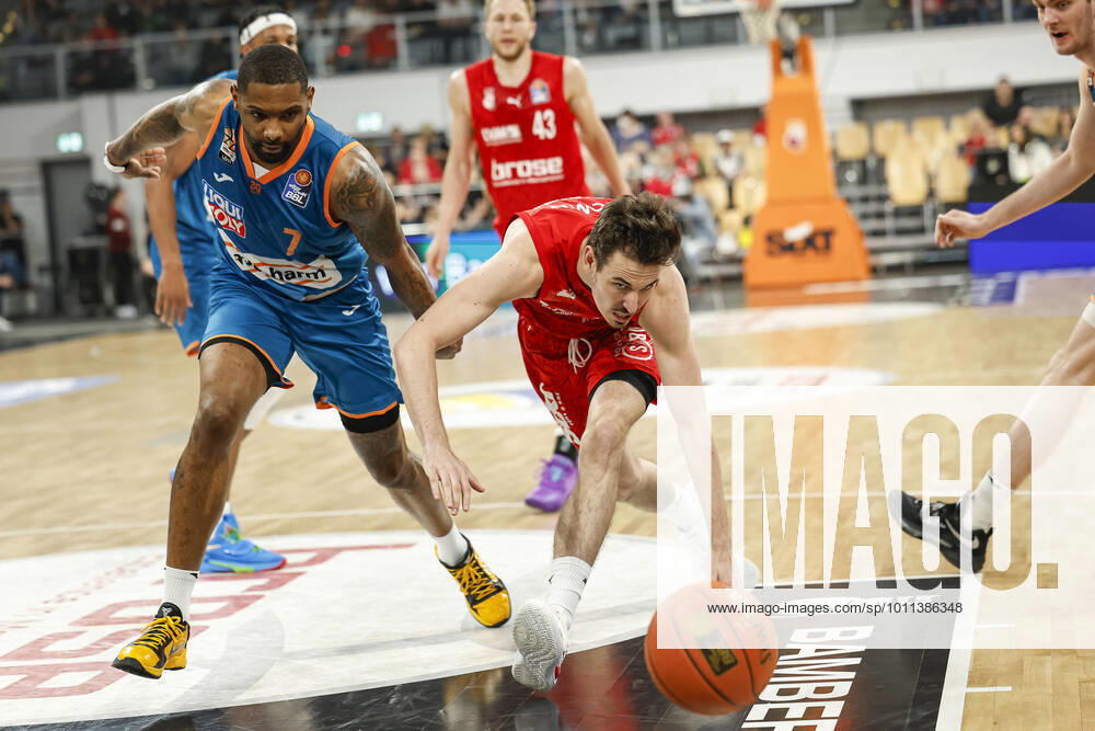 Rechts Omar Prewitt (Brose Bamberg, 04) links 07 Sindarius Thornwell (ratiopharm Ulm) Brose Bamberg - ratiopharm Ulm - easyCredit-BBL - Basketball Bundesliga Saison 2021 22 Spieltag 31, 17.04.2022 Bamberg, Brose Arena Foto: Daniel Löb Loeb