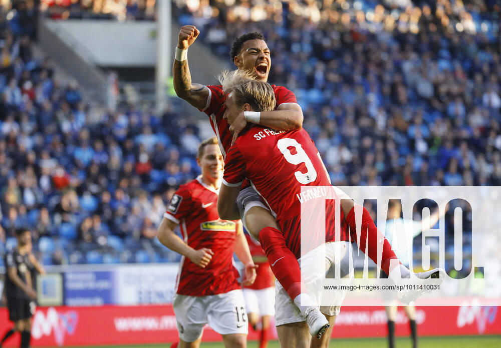 Fussball 3. Liga, SV Waldhof Mannheim - SC Freiburg U23 II,, bespor, sespor, v.l., Torjubel zum 0:1 durch Vincent Vermeij (SC Freiburg U23 II), Goal celebration, celebrate the goal DFL DFB REGULATIONS PROHIBIT ANY USE OF PHOTOGRAPHS AS IMAGE SEQUENCES AND OR QUASI-VIDEO.