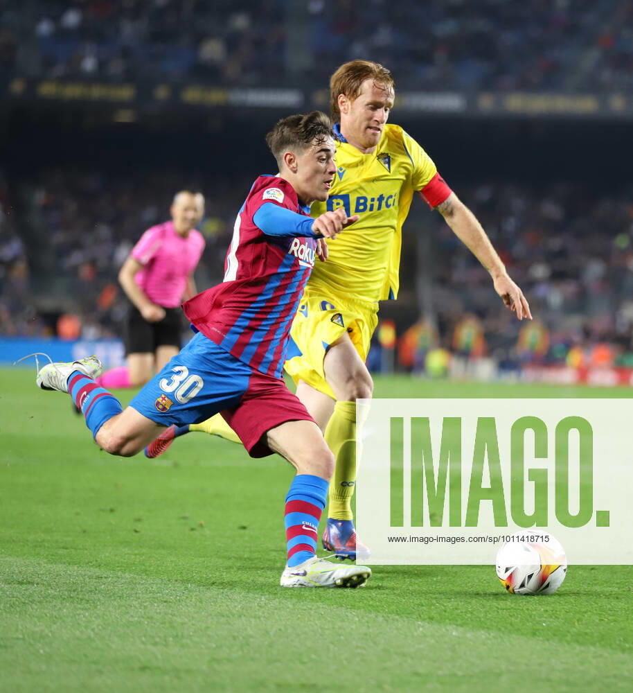 Barcelona Spain 18.04.2022 Gavi Paez FC Barcelona, Barca and Alex Fernandez (Cadiz CF) battle for the ball during the La Liga Santander between FC Barcelona and Cadiz CF at Camp Nou on 18 April 2022 in Barcelona. Sabadell Spain - ZUMAu50_ 20220418_zsp_u50_028