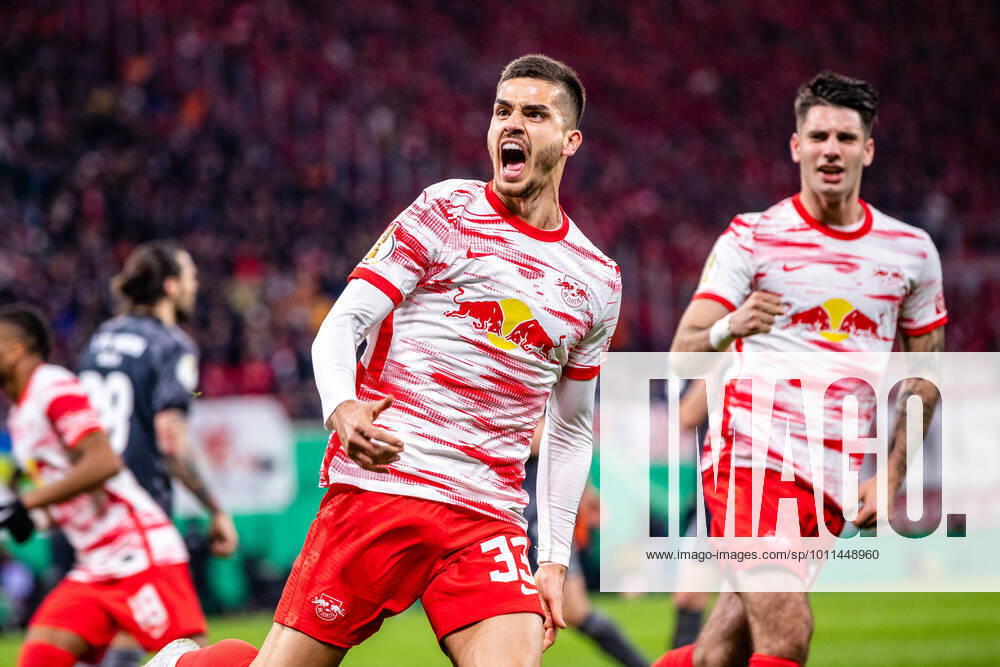 KW16 FB-1BL RB Leipzig - 1. FC Union Berlin Andre Silva (RB Leipzig) jubelt nach Tor zum 1:1 waehrend des Pokal-Halbfinale in der Saison 2021-2022 zwischen RB Leipzig und 1. FC Union Berlin in der Red Bull Arena am 20. April 2022 in Leipzig, Sachsen, Deutschland (DFL AND DFB REGULATIONS PROHIBIT ANY USE OF PHOTOGRAPHS as IMAGE SEQUENCES and or QUASI-VIDEO)