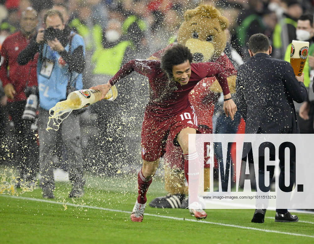 KW16 nach Spielende: Bierdusche Bierduschen Feier Meisterfeier Leroy Sane FC Bayern Muenchen FCB (10) bekommt seine Dusche FC Bayern Muenchen vs Borussia Dortmund BVB 23.04.2022 DFL REGULATIONS PROHIBIT ANY USE OF PHOTOGRAPHS AS IMAGE SEQUENCES AND OR QUASI-VIDEO FC Bayern Muenchen vs Borussia Dortmund BVB
