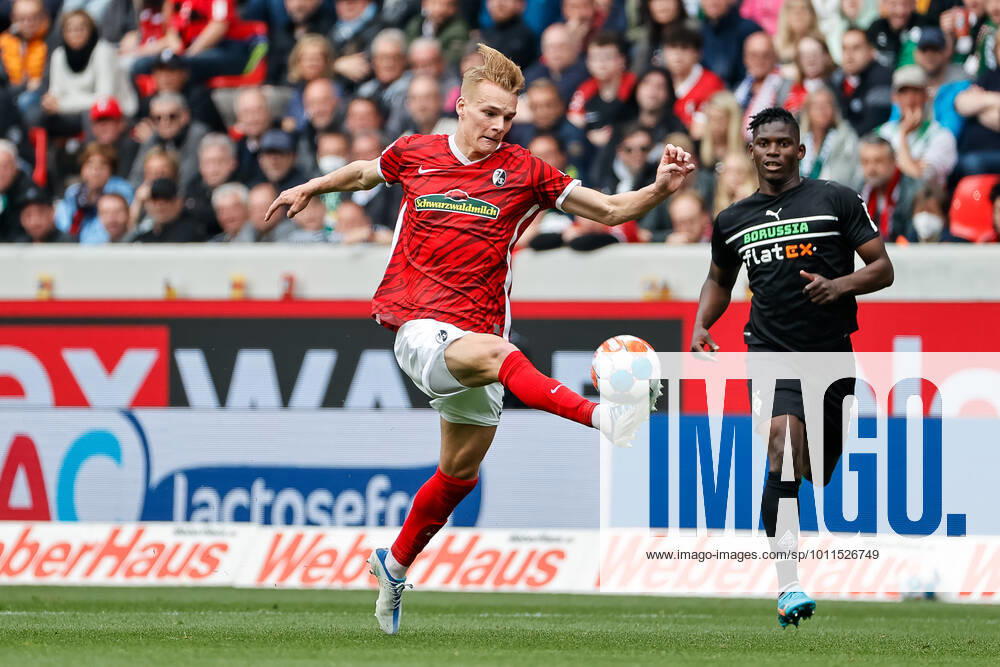 Philipp Lienhart (SC Freiburg, 03) bei der Ballannahme, GER, SC Freiburg vs. Borussia Moenchengladbach, Fussball, Bundesliga, 31. Spieltag, Spielzeit 2021 2022, 23.04.2022 DFL REGULATIONS PROHIBIT ANY USE OF PHOTOGRAPHS AS IMAGE SEQUENCES AND OR QUASI-VIDEO. GER, SC Freiburg vs. Borussia Moenchengladbach, Fussball, Bundesliga, 31. Spieltag, Spielzeit 2021 2022, 23.04.2022 Freiburg im Breisgau