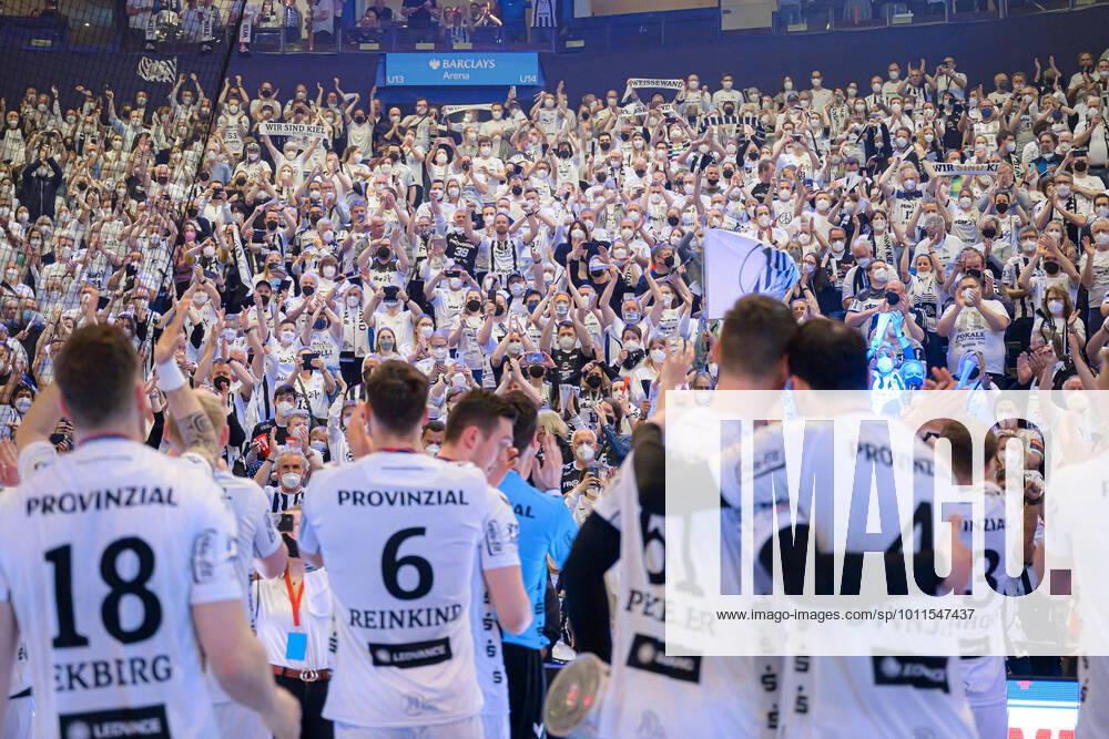 KW16 Hamburg, Deutschland 24. April 2022: Handball DHB-Pokal - 21 22 - Finale - THW Kiel vs. SC Magdeburg Fankurve Fans Fanblock THW Kiel Hamburg Barclays Arena Hamburg Deutschland
