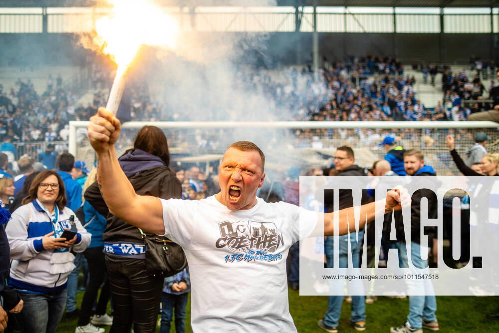 KW16 FB-3L 1. FC Magdeburg - FSV Zwickau Fan des 1. FC Magdeburg auf dem Rasen waehrend der Saison 2021-2022 in der 3. Liga (Herren) zum 35. Spieltag zwischen 1. FC Magdeburg und FSV Zwickau in der MDCC Arena am 24. April 2022 in Magdeburg, Sachsen Anhalt, Deutschland (DFL and DFB REGULATIONS PROHIBIT ANY USE OF PHOTOGRAPHS as IMAGE SEQUENCES and or QUASI-VIDEO)