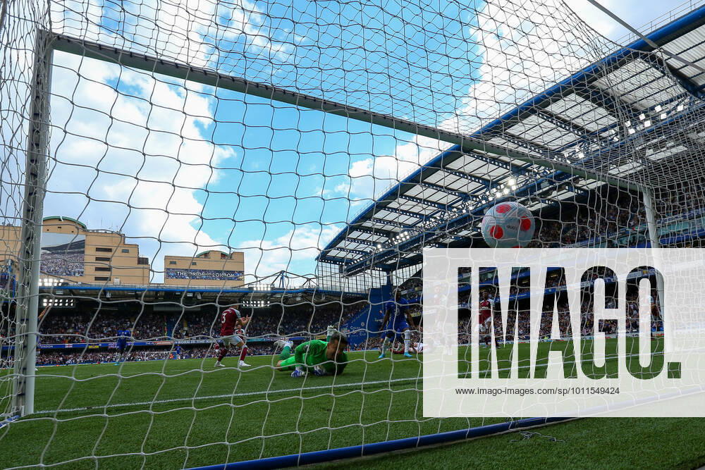 24th April 2022; Stamford Bridge, Chelsea, London, England: Premier League football, Chelsea v West Ham; Christian Pulisic of Chelsea shoots and scores in the 90th minute for 1-0 ActionPlus12383059 KatiexChan Content restricted for UK based newspaper