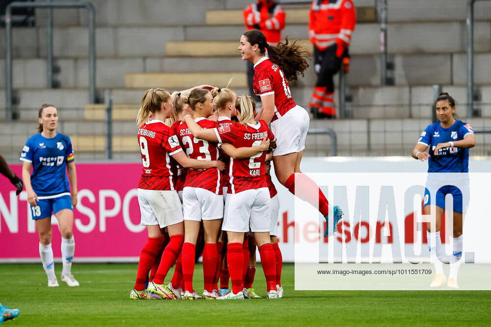 KW16 SC Freiburg vs. SC Sand, Fussball, Flyeralarm Frauen-Bundesliga, 20. Spieltag, Spielzeit 2021 2022, 24.04.2022 Torjubel SC Freiburg beim 2:0 durch Hasret Kayikci (SC Freiburg, 11), SC Freiburg vs. SC Sand, Fussball, Flyeralarm Frauen-Bundesliga, 20. Spieltag, Spielzeit 2021 2022, 24.04.2022, Dreisamstadion, Freiburg, Deutschland. DFB regulations prohibit any use of photographs as image sequences and or quasi-video