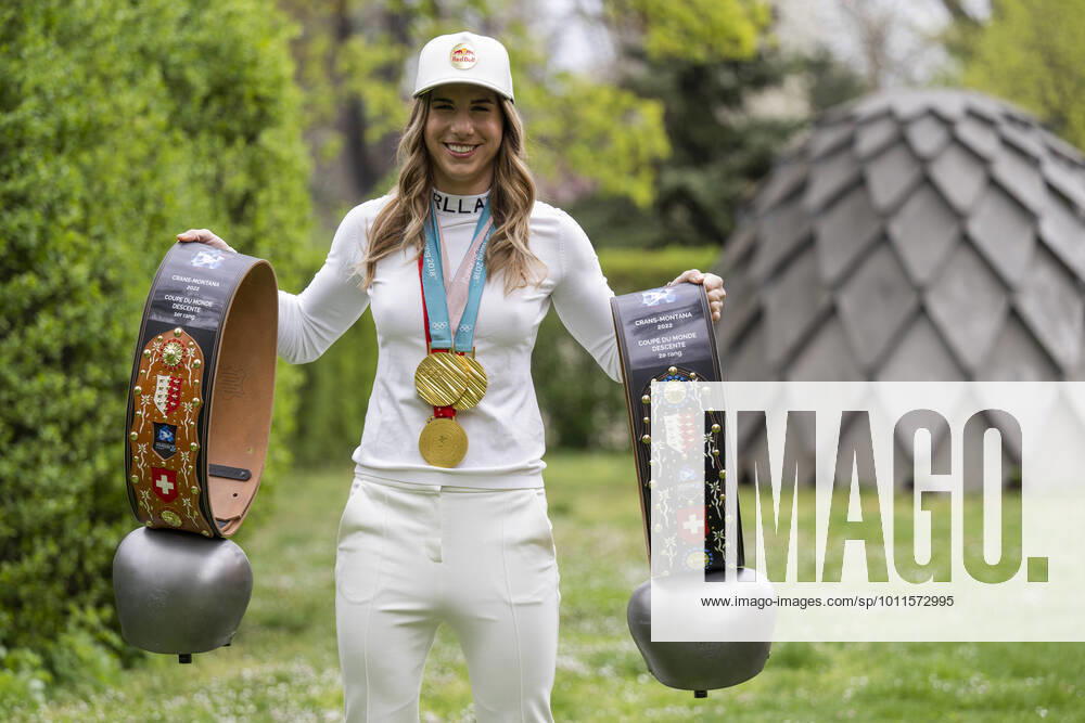 KW17 Czech skier and snowboarder Ester Ledecka poses with medals after press conference, PK, Pressekonferenz in Prague, Czech Republic, April 25, 2022. Ester Ledecka won two gold medals using two different types of equipment (skis and snowboard) and do so at the same Winter Olympics in 2018. (CTKxPhoto OndrejxDeml) CTKPhotoP2022042503736 dml_004