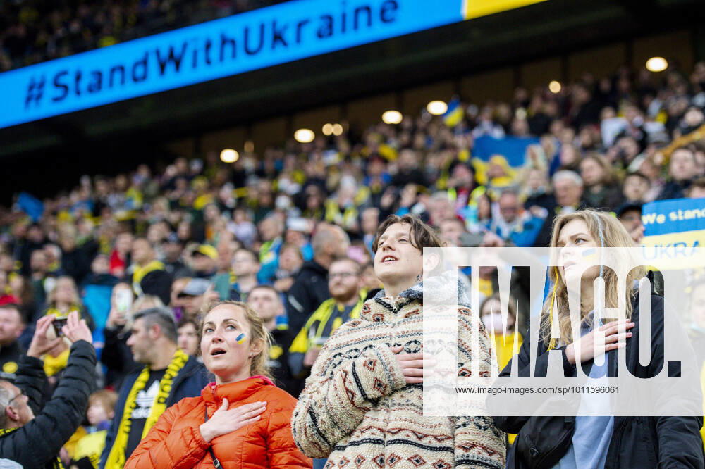 KW17 Fußball: Benefizspiel, Borussia Dortmund - Dinamo Kiev am 26.04.2022 im Signal-Iduna-Park in Dortmund (Nordrhein-Westfalen). Ukrainische Frauen singen Nationalhymne DFL REGULATIONS PROHIBIT ANY USE OF PHOTOGRAPHS AS IMAGE SEQUENCES AND OR QUASI-VIDEO.