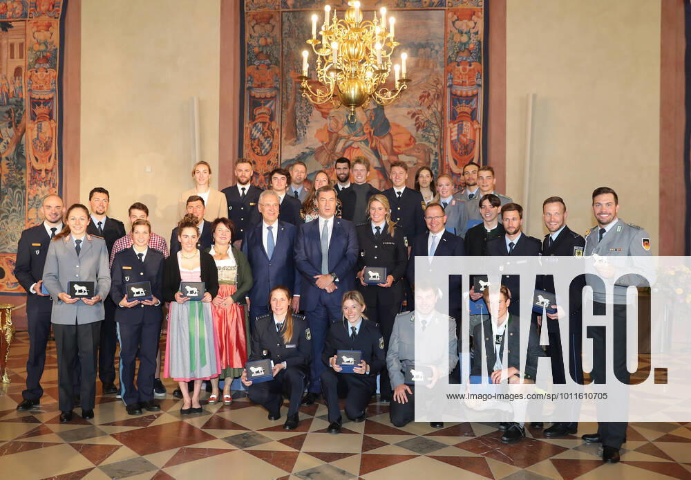 KW17 sämtliche bayerischen Olympiateilnehmer in Peking 2022 zusammen mit dem bayerischen Innenminister Joachim Herrmann und dem Ministerpräsidenten Dr. Markus Söder Ministerpräsident Dr. Markus Söder gibt einen Empfang zu Ehren der bayerischen Teilnehmer an den olympischen Winterspielen und Paralympics in Peking im Kaisersaal der Münchner Residenz. München Bayern Deutschland Kaiser Saal der Münchner Residenz