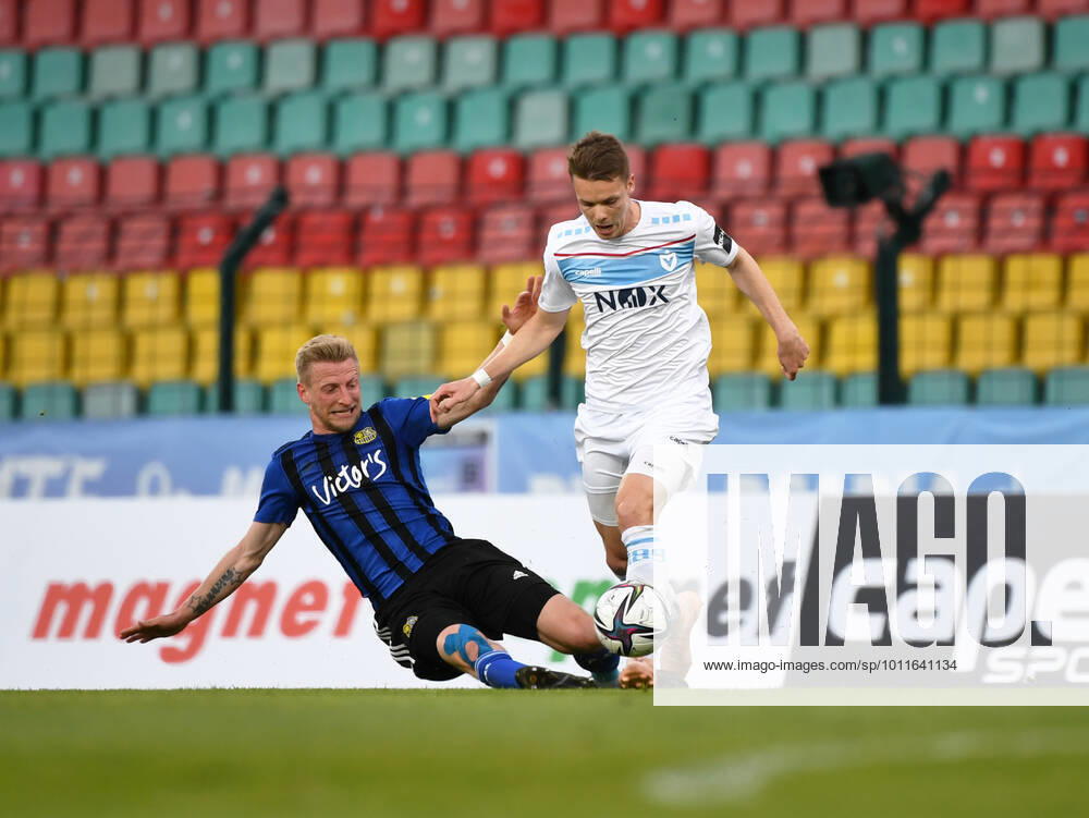 Fussball, Herren, Saison 2021 2022, 3. Liga (36. Spieltag), FC Viktoria 1889 Berlin - 1. FC Saarbrücken, v. l. Dominik Ernst (1. FC Saarbrücken), Christopher Theisen (FC Viktoria 1889 Berlin), 29.04. 2022,