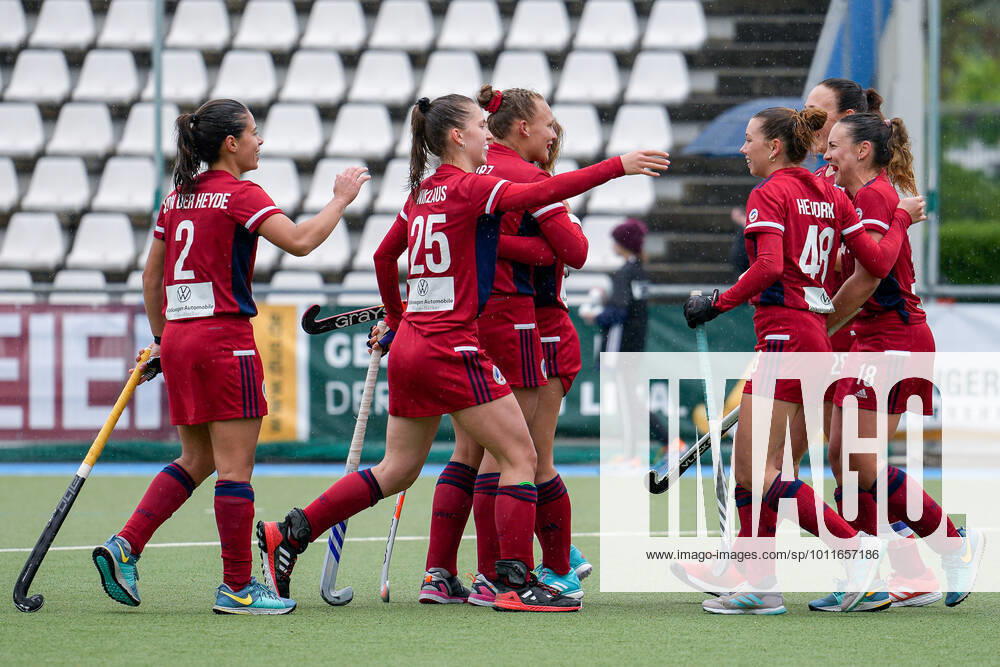 Spielerinnen vom Mannheimer HC (MHC), jubeln über das Tor zum 3:1, Jubel, Torjubel, Torerfolg, celebrate the goal, goal, celebration, Jubel ueber das Tor, optimistisch, Spielszene, Highlight, Action, Aktion, 30.04.2022, Mannheim (Deutschland), Hockey, 1. Bundesliga, Damen, Mannheimer HC - Harvestehuder THC