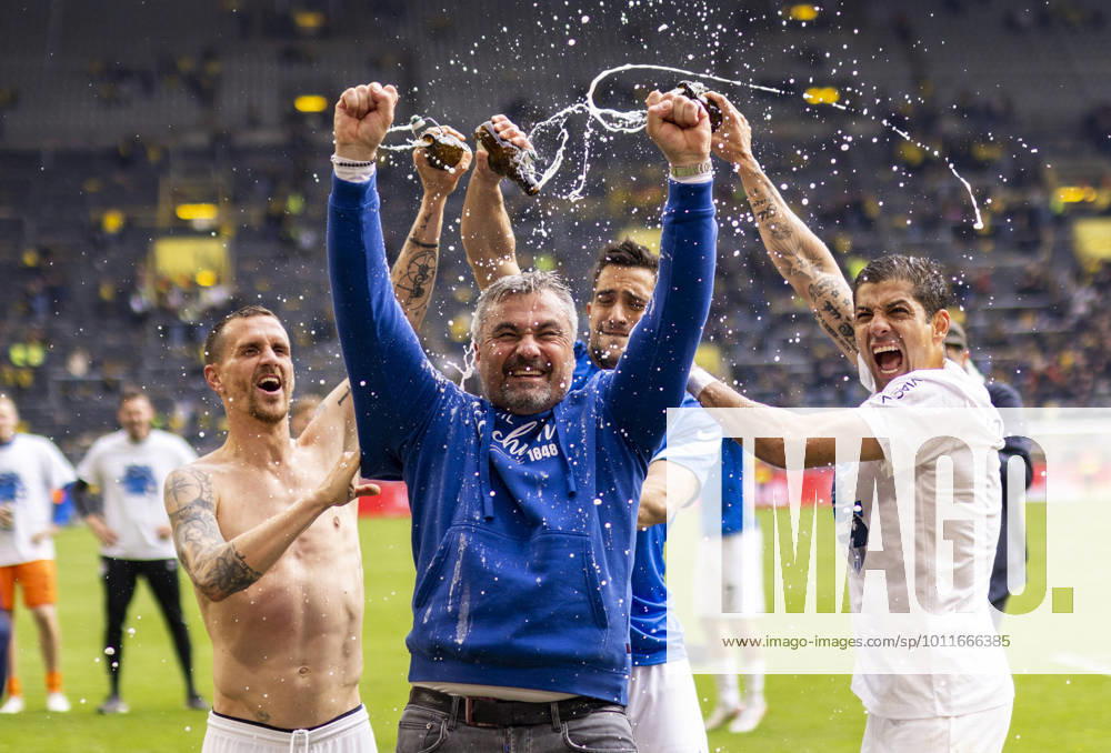 KW17 Schlussjubel: Trainer Thomas Reis (Bochum) bekommt von Simon Zoller (Bochum), Vasilios Lampropoulos und Cristian Gamboa (Bochum) eine Bierdusche Borussia Dortmund - VfL Bochum 30.04.2022, Fussball; DFB, Saison 2021 22 Foto: Moritz Müller