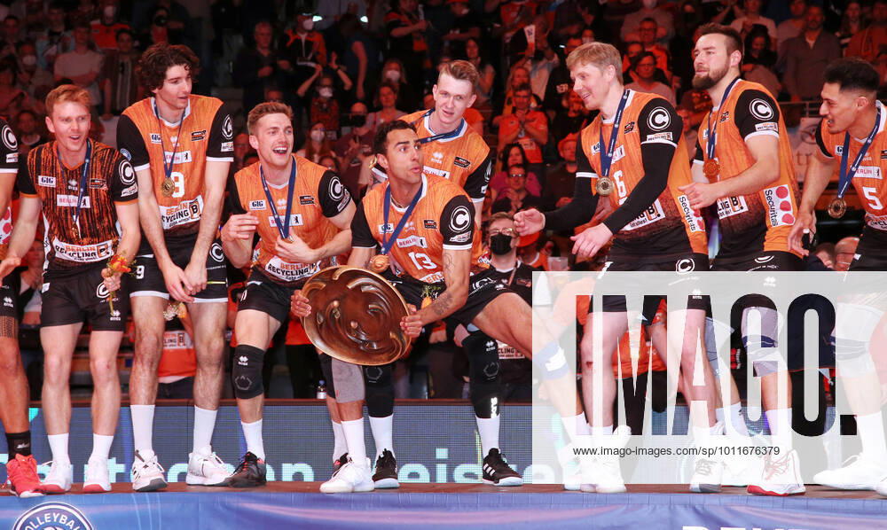 KW17 Deutscher Meister BR Volleys Benjamin Patch mit Meisterschale Volleyball Playoff Finale 5.Spiel Bundesliga Herren Saison 2021 2022 30.04.2022 BR Volleys Berlin BRV vs. VfB Friedrichshafen