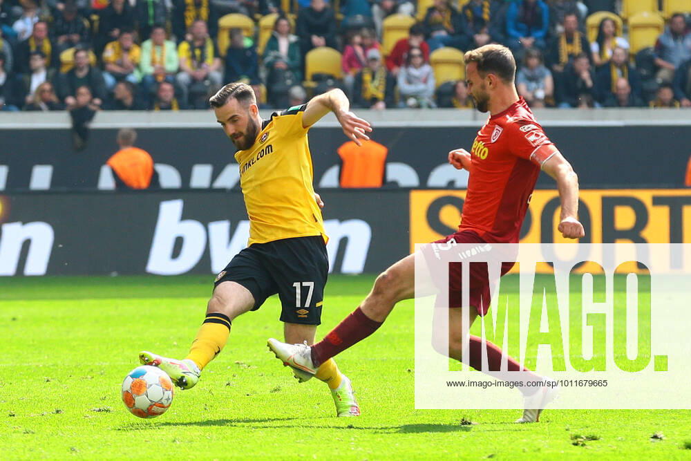Fussball 2. Bundesliga, SG Dynamo Dresden - SSV Jahn Regensburg, v.l. Morris Schroeter (Dresden, 17), Benedikt Gimber (Regensburg, 5) Zweikampf, Duell, Kampf, tackle Dresden