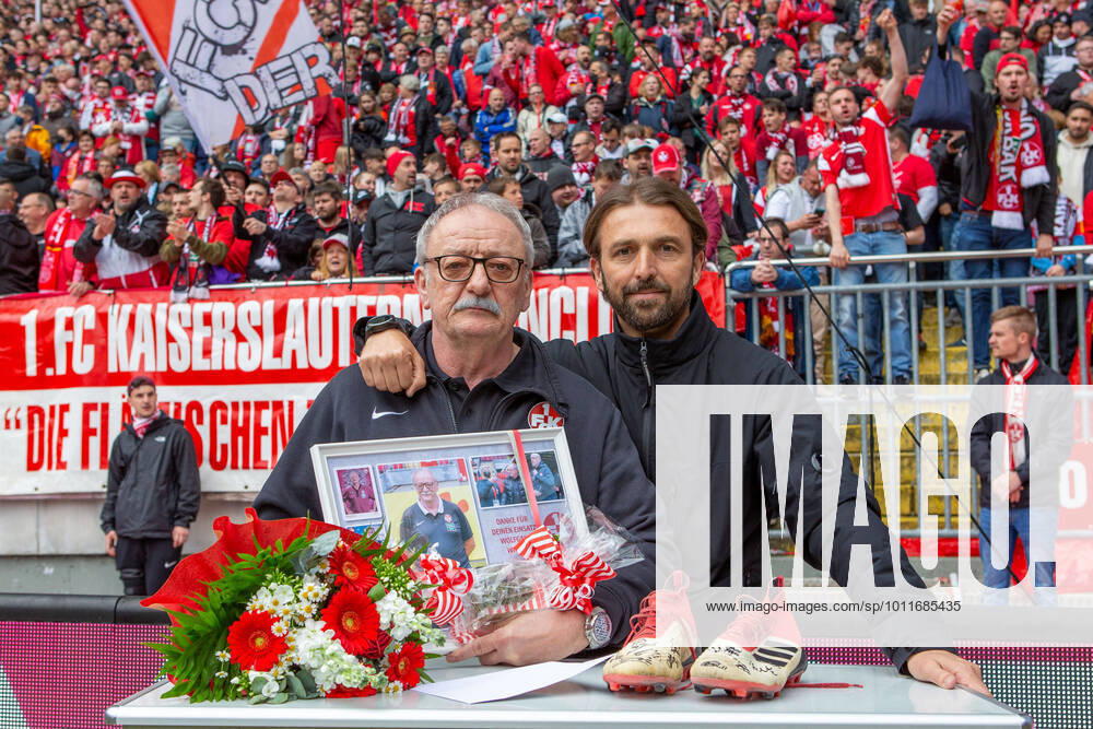 KW17 Kaiserslautern, Deutschland 30. April 2022: 3. Liga - 2021 2022 - 1. FC Kaiserslautern vs. Borussia Dortmund II v.li. Zeugwart Wolfgang Wittich (FCK) und Geschaeftsfuehrer Thomas Hengen (FCK) bei Wittichs Verabschiedung in den Ruhestand DFB regulations prohibit any use of photographs as image sequences and or quasi-video. Fritz Walter Stadion Rheinland-Pfalz