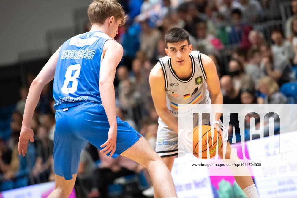 BARMER 2. Basketsball Bundesliga ProA Saison 2021 2022 Playoff Viertelfinale Spiel 5 am 01.5.22 Medipolis SC Jena vs Uni Baskets Paderborn v.re. am Ball Vuk Radojicic (Jena) gegen Peter Hemschemeier (Paderborn) Sparkassen Arena
