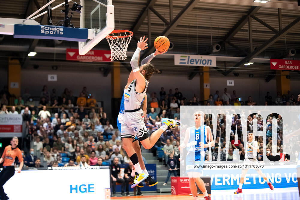 BARMER 2. Basketsball Bundesliga ProA Saison 2021 2022 Playoff Viertelfinale Spiel 5 am 01.5.22 Medipolis SC Jena vs Uni Baskets Paderborn Mitte: Nico Brauner (Jena) mit dem Korbleger Sparkassen Arena