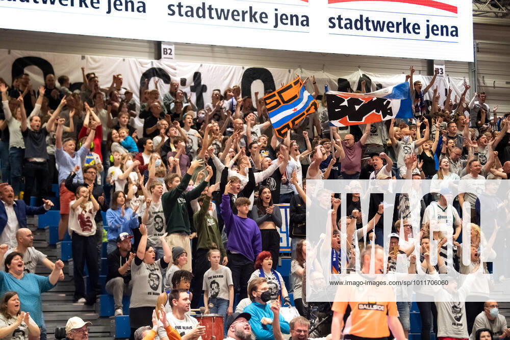 BARMER 2. Basketsball Bundesliga ProA Saison 2021 2022 Playoff Viertelfinale Spiel 5 am 01.5.22 Medipolis SC Jena vs Uni Baskets Paderborn Die Fans von Jena jubeln Sparkassen Arena