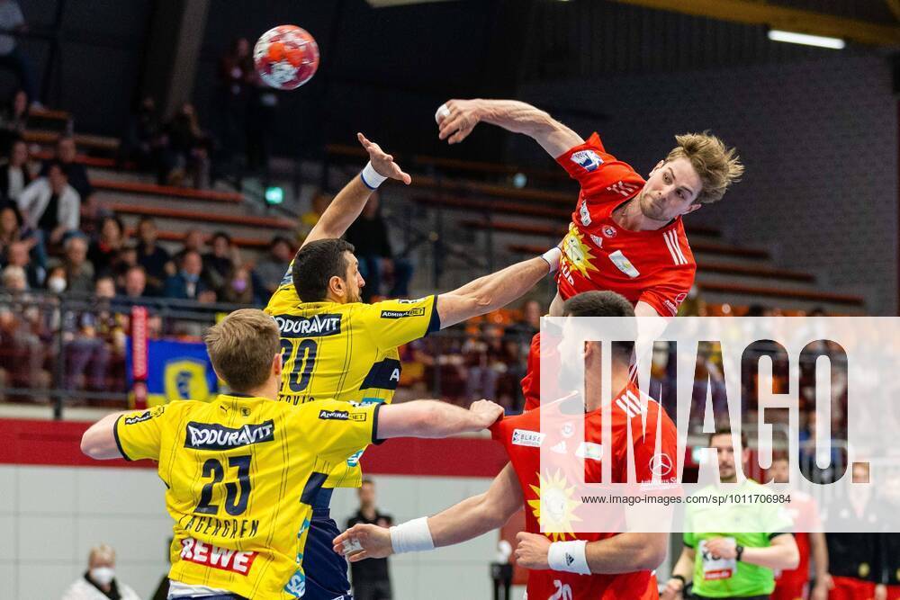 KW17 v.l. Albin Lagergren (Rhein-Neckar Loewen 23), Ilija Abutovic (Rhein-Neckar Loewen 20), Lutz Heiny (TuS N-Luebbecke 5), Tin Kontrec (TuS N-Luebbecke 20) TuS N-Luebbecke vs. Rhein-Neckar Loewen, Handball, 1. Bundesliga, 28. Spieltag, 01.05.2022 Luebbecke