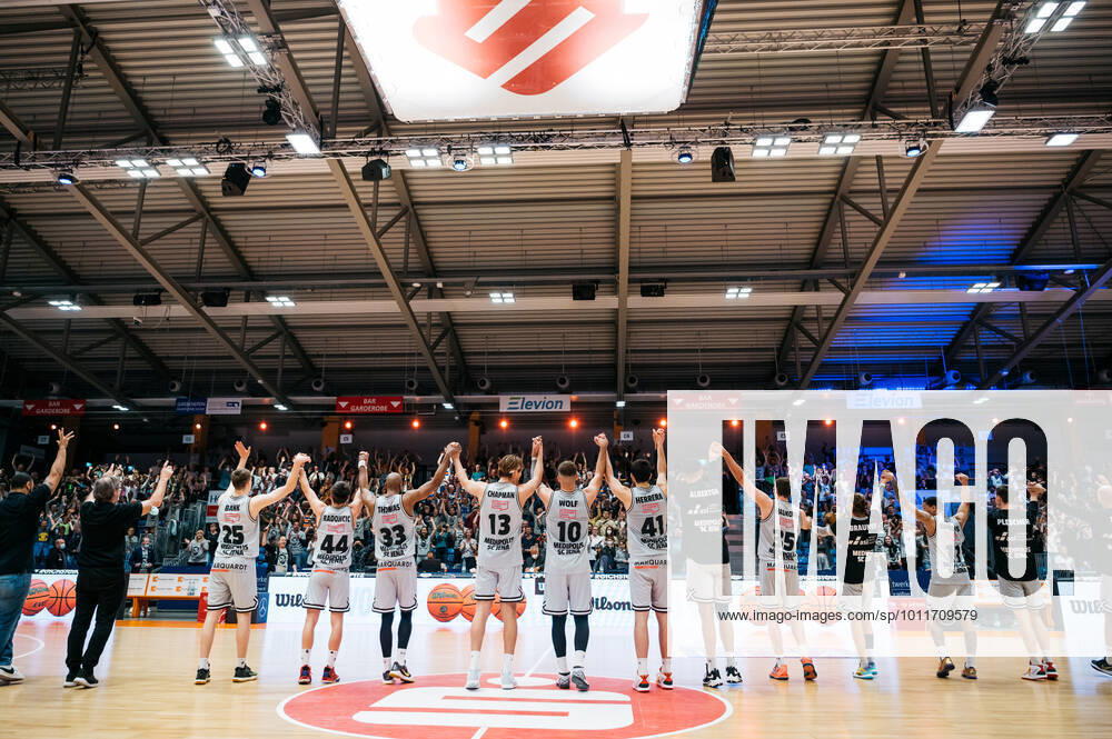 BARMER 2. Basketsball Bundesliga ProA Saison 2021 2022 Playoff Viertelfinale Spiel 5 am 01.5.22 Medipolis SC Jena vs Uni Baskets Paderborn Die Mannschaft von Medipolis SC Jena feiert den Sieg im 5. Spiel gegen Paderborn und damit den Einzug ins Playoff Halbfinale Sparkassen Arena