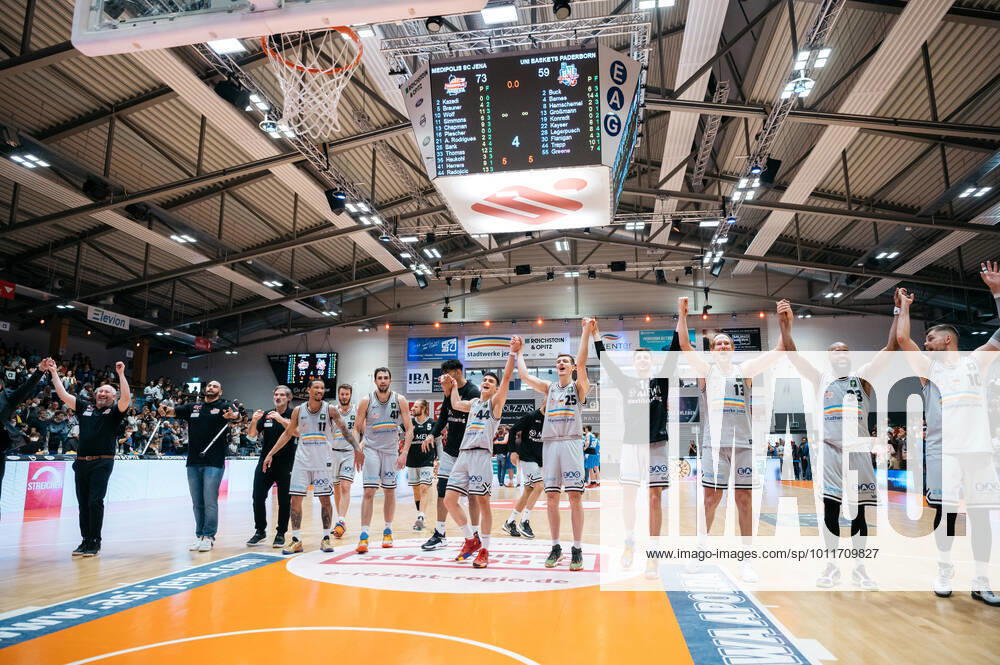 BARMER 2. Basketsball Bundesliga ProA Saison 2021 2022 Playoff Viertelfinale Spiel 5 am 01.5.22 Medipolis SC Jena vs Uni Baskets Paderborn Die Mannschaft von Medipolis SC Jena feiert den Sieg im 5. Spiel gegen Paderborn und damit den Einzug ins Playoff Halbfinale Sparkassen Arena