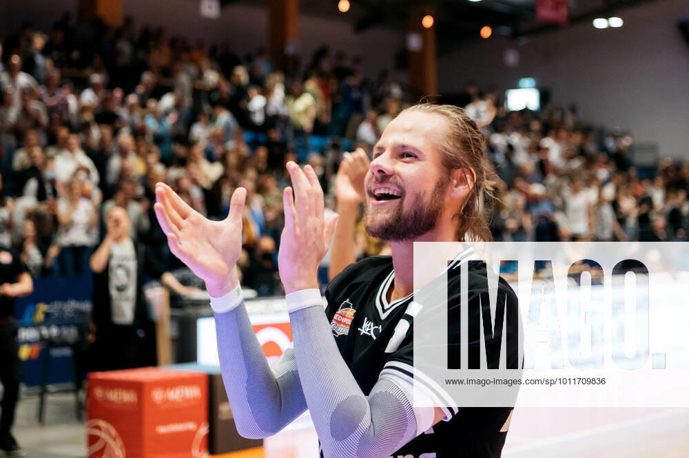 BARMER 2. Basketsball Bundesliga ProA Saison 2021 2022 Playoff Viertelfinale Spiel 5 am 01.5.22 Medipolis SC Jena vs Uni Baskets Paderborn Freude bei Nico Brauner (Jena) über den Sieg in Spiel 5 gegen Paderborn Sparkassen Arena