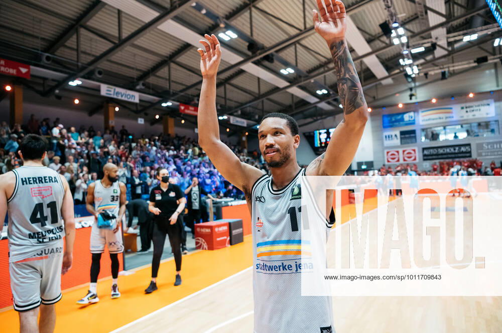 BARMER 2. Basketsball Bundesliga ProA Saison 2021 2022 Playoff Viertelfinale Spiel 5 am 01.5.22 Medipolis SC Jena vs Uni Baskets Paderborn Rayshawn Simmons (Jena) freut sich über den Sieg in Spiel 5 gegen Paderborn Sparkassen Arena