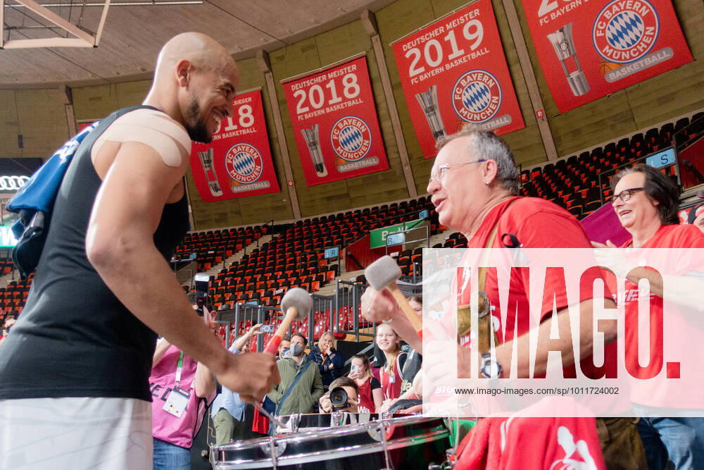 KW17 Wuerzburgs 7 KING trommelt zum Abschied mit Bayern - Fans vor Transparenten seiner groessten Erfolge. Basketball, FC Bayern - Wuerzburg, am 1.05.2022, Basketball Bundesliga, FC Bayern München Basketball - s.Oliver Würzburg, Saison 2021-2022. Muenchen, A U D I D O M E, Deutschland. Quelle Copyright Credit : Oryk HAIST