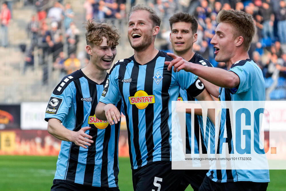 KW18 v.li.: Dominik Kother (SVWM, 34), Torschütze Marcel Seegert (SVWM, 5), Alexander Rossipal (SVWM, 21), Fridolin Wagner (SVWM, 8), Spieler vom SV Waldhof Mannheim (SVWM), jubeln über das Tor zum 1:0, Jubel, Torjubel, Torerfolg, celebrate the goal, goal, celebration, Jubel ueber das Tor, optimistisch, Spielszene, Highlight, Action, Aktion, 02.05.2022, Mannheim (Deutschland), Fussball, 3. Liga, SV Waldhof Mannheim - MSV Duisburg, DFB DFL REGULATIONS PROHIBIT ANY USE OF PHOTOGRAPHS AS IMAGE SEQUENCES AND OR QUASI-VIDEO.