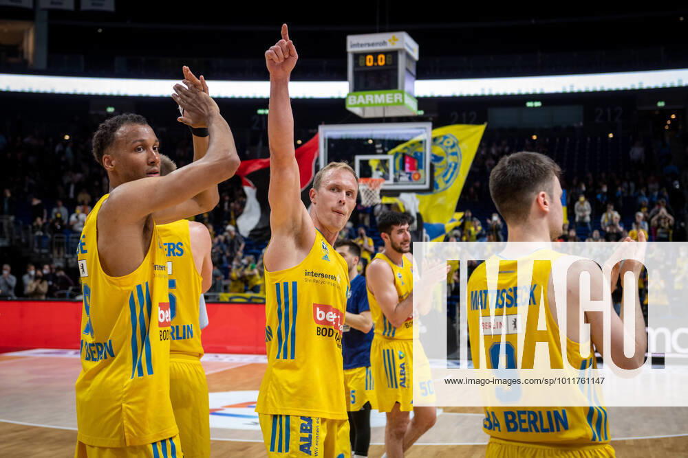 KW18 Basketball Berlin 04.05.2022 Saison 2021 2022 easyCredit BBL 1. Bundesliga Alba Berlin - JobStairs Gießen 46ers Jubel Louis Olinde (Alba Berlin, No.19) Luke Sikma (Alba Berlin, No.43) Jonas Mattisseck (Alba Berlin, No.09)