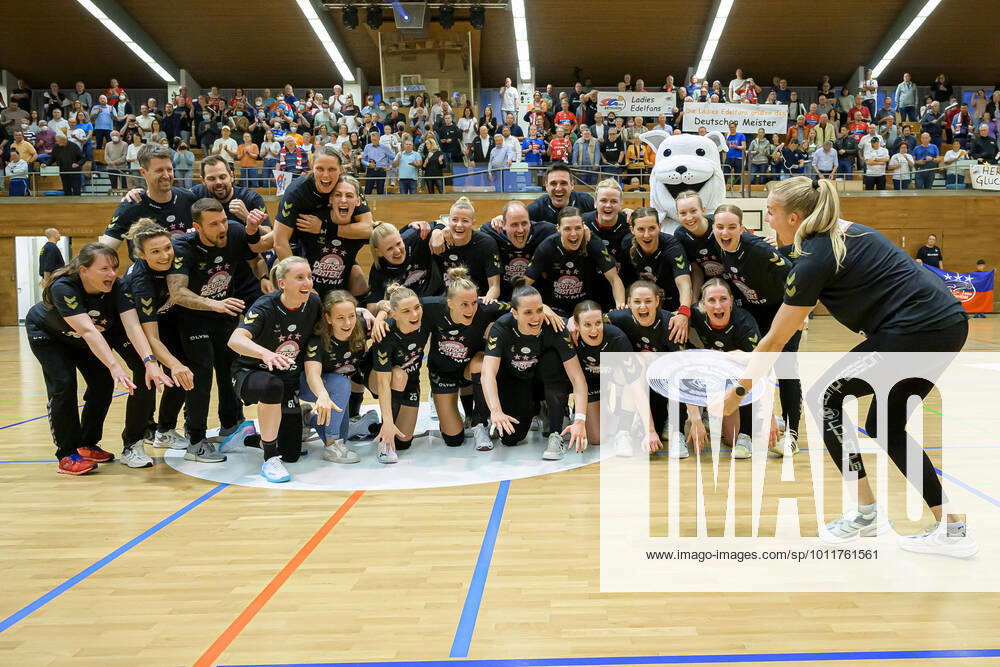 KW18 Bietigheim, Deutschland 04. Mai 2022: HBF - 21 22 - SG BBM Bietigheim - VfL Oldenburg die Mannschaft von Bietigheim, Schlussjubel Schlußjubel Emotion Freude Teamfoto, Gruppenfoto, Danick Snelder (Bietigheim) hält die Meisterschale Bietigheim Halle am Viadukt Baden-Württemberg Deutschland