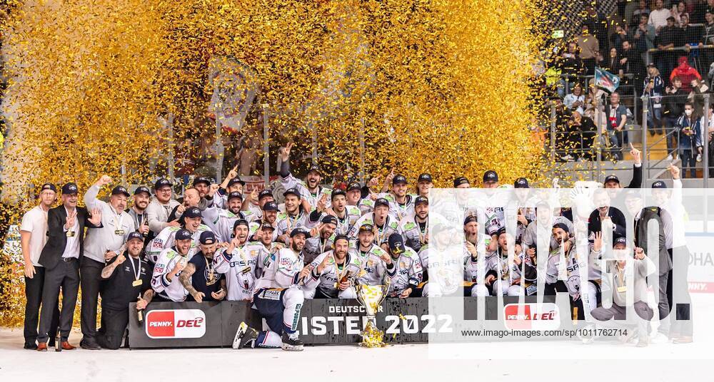 KW18 Eisbaeren Berlin - Deutscher Eishockey Meister 2022 EHC Red Bull Muenchen gegen Eisbaeren Berlin, Eishockey, DEL, Playoffs, Finale Spiel 4, Saison 2021 2022, 04.05.2022. EHC Red Bull Muenchen gegen Eisbaeren Berlin, Eishockey, DEL, Playoffs, Finale Spiel 4, Saison 2021 2022, 04.05.2022 Muenchen