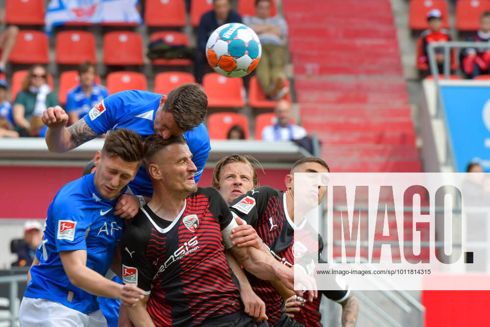 KW18 Stefan Kutschke (FC Ingolstadt, Nr.30) inmitten einer Spielerschar beim Spiel FC Ingolstadt 04 gegen Hansa Rostock am 07.05.2022, DFL regulations prohibit any use of photographs as image sequences and or quasi-video. GER, Fussball, 2. Bundesliga, Spieltag 33, FC Ingolstadt 04 gegen Hansa Rostock, 07.05.2022, Audi Sportpark Ingolstadt