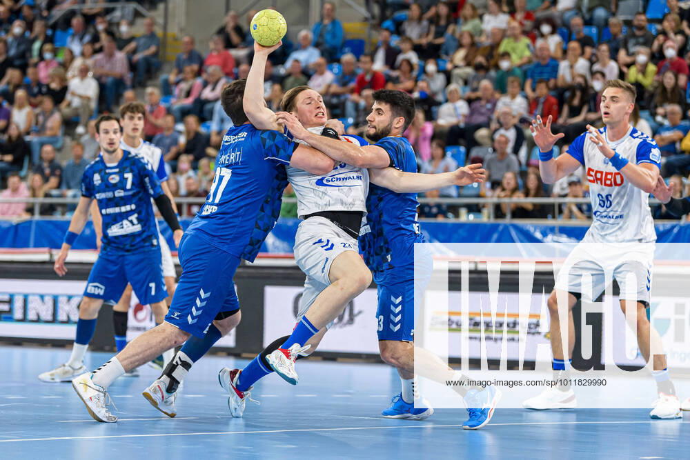 KW18 Bietigheim, Deutschland 07. Mai 2022: 2. BL - 21 22 - SG BBM Bietigheim vs. VfL Gummersbach v. li. im Zweikampf Jonathan Fischer (Bietigheim), Ole Pregler (Gummersbach), Juan de la Pena (SG BBM Bietigheim) Bietigheim-Bissingen Egetrans Arena Baden-Württemberg Deutschland