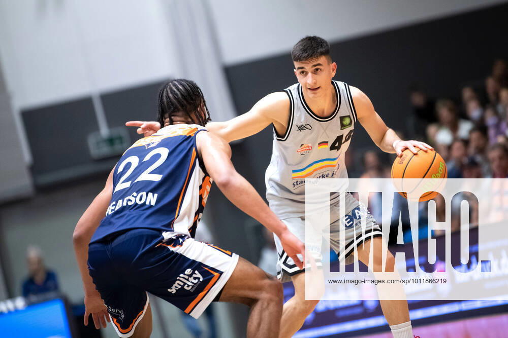 BARMER 2. Basketsball Bundesliga ProA Saison 2021 2022 Playoff Halbfinale Spiel 2 am 08.5.22 Medipolis SC Jena vs Rostock Seawolves v.re. Vuk Radojicic (Jena) am Ball gegen Eman Pearson (Rostock) Sparkassen Arena