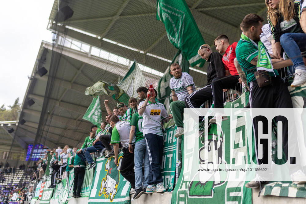 Fußball: 2. Bundesliga, Saison 2021 2022, 33. Spieltag, FC Erzgebirge Aue - SV Werder Bremen am 08.05.2022 in Erzgebirgsstadion in Aue-Bad Schlema. -TK- Der SV Werder Bremen-Fans nach dem Spiel. DFL REGULATIONS PROHIBIT ANY USE OF PHOTOGRAPHS AS IMAGE SEQUENCES AND OR QUASI-VIDEO.
