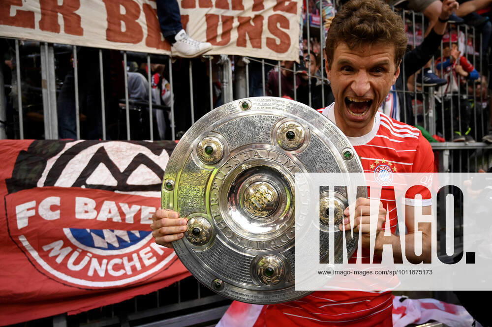 KW18 Muenchen, Allianz Arena, 08.05.22, GER, Herren, 1.Bundesliga, Saison 2021-2022, FC Bayern Muenchen - VfB Stuttgart Bild: Thomas Müller (Bayern) mit Meisterschale Nur fuer journalistische Zwecke! Only for editorial use! Gemaess den Vorgaben der DFL Deutsche Fußball Liga ist es untersagt, in dem Stadion und oder vom Spiel angefertigte Fotoaufnahmen in Form von Sequenzbildern und oder videoaehnlichen Fotostrecken zu verwerten bzw. verwerten zu lassen. DFL regulations prohibit any use of photographs as image sequences and or quasi-video. Bayern Deutschland