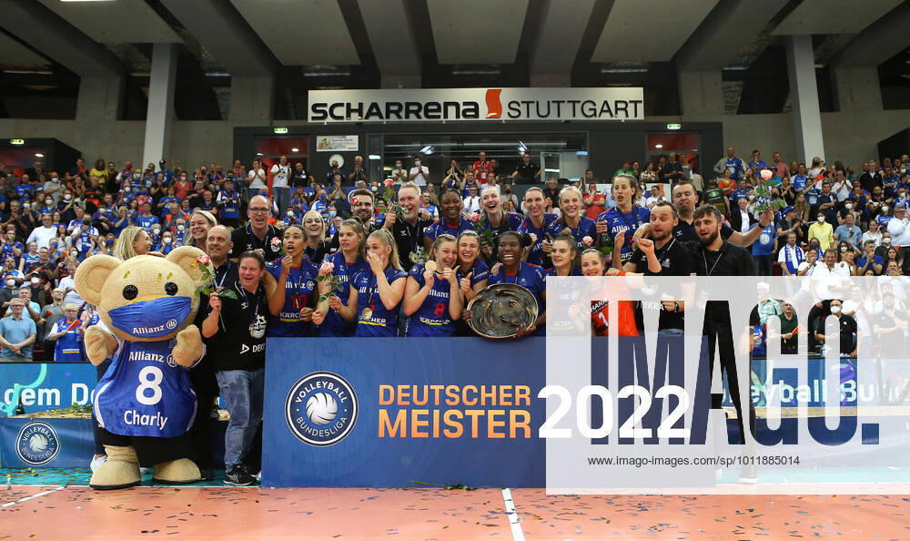 KW18 BAU 08.05.2022, Deutschland, Stuttgart Volleyball Bundesliga, Allianz MTV Stuttgart vs. SC Potsdam, Schlußjubel, MTV Stuttgart mit Meisterschale