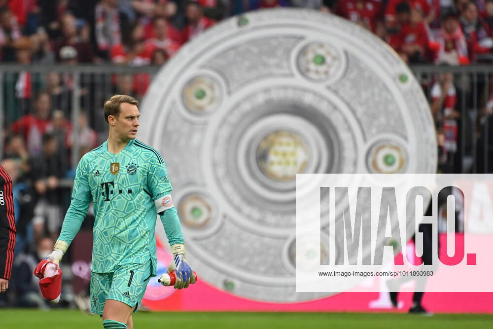 Manuel NEUER (Torwart Bayern Muenchen), Aktion,Einzelbild,angeschnittenes Einzelmotiv,Halbfigur,halbe Figur vor einer grossen Schale,Meisterschale,Cup,Trophaee aus Pappe, Fussball 1. Bundesliga Saison 2021 2022, 33.Spieltag, Spieltag33. FC Bayern Muenchen-VFB Stuttgart 2-2 am 08.05.2022, A L L I A N Z A R E N A Muenchen.