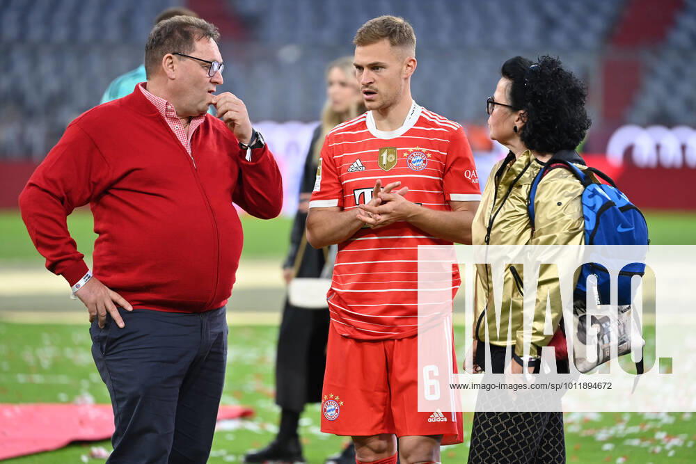 Joshua KIMMICH (Bayern Muenchen) mit Eltern, Vater Berthold und Mutter Anja nach Siegerehrung, Fussball 1. Bundesliga Saison 2021 2022, 33.Spieltag, Spieltag33. FC Bayern Muenchen-VFB Stuttgart 2-2 am 08.05.2022, A L L I A N Z A R E N A Muenchen.