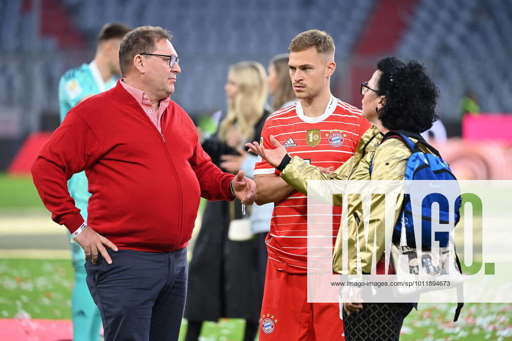 Joshua KIMMICH (Bayern Muenchen) mit Eltern, Vater Berthold und Mutter Anja nach Siegerehrung, Fussball 1. Bundesliga Saison 2021 2022, 33.Spieltag, Spieltag33. FC Bayern Muenchen-VFB Stuttgart 2-2 am 08.05.2022, A L L I A N Z A R E N A Muenchen.