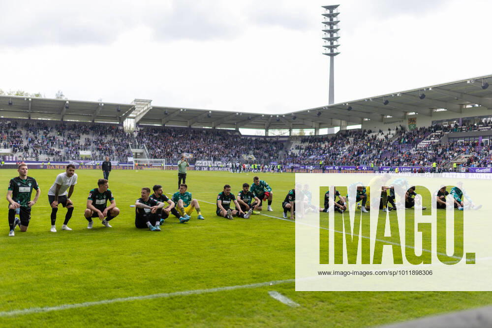 Fußball: 2. Bundesliga, Saison 2021 2022, 33. Spieltag, FC Erzgebirge Aue - SV Werder Bremen am 08.05.2022 in Erzgebirgsstadion in Aue-Bad Schlema. -TK- Der SV Werder Bremen bedankt sich bei den mitgereisten Fans für den support. DFL REGULATIONS PROHIBIT ANY USE OF PHOTOGRAPHS AS IMAGE SEQUENCES AND OR QUASI-VIDEO.