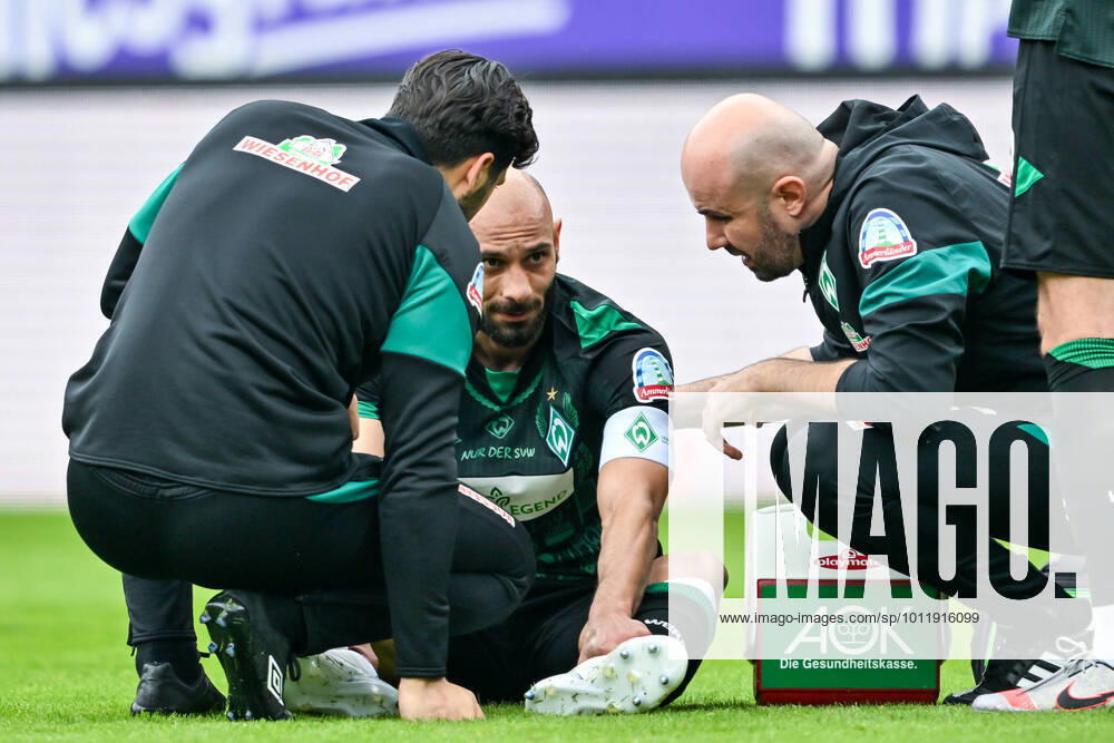 Fußball: 2. Bundesliga, Saison 2021 2022, 33. Spieltag, FC Erzgebirge Aue - SV Werder Bremen am 08.05.2022 in Erzgebirgsstadion in Aue-Bad Schlema. -TK- Bremens Ömer Toprak sitzt verletzt am Boden und wird behandelt. DFL REGULATIONS PROHIBIT ANY USE OF PHOTOGRAPHS AS IMAGE SEQUENCES AND OR QUASI-VIDEO.