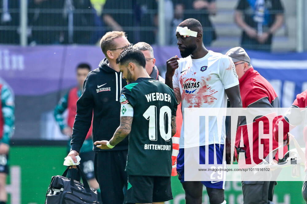 Fußball: 2. Bundesliga, Saison 2021 2022, 33. Spieltag, FC Erzgebirge Aue - SV Werder Bremen am 08.05.2022 in Erzgebirgsstadion in Aue-Bad Schlema. -TK- Aues Prince Owusu mit Blut auf dem Trikot. DFL REGULATIONS PROHIBIT ANY USE OF PHOTOGRAPHS AS IMAGE SEQUENCES AND OR QUASI-VIDEO.
